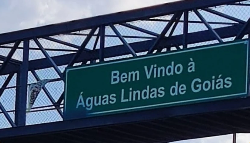 Placa de boas-vindas à cidade de Águas Lindas de Goiás em uma passarela